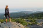 Admirando a paisagem do alto da Cadillac Mountain, no Acadia National Park, no Maine - Estados Unidos